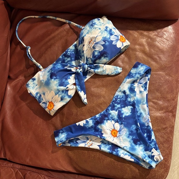 Blue Daisy Bikini Set - Picture 2 of 4